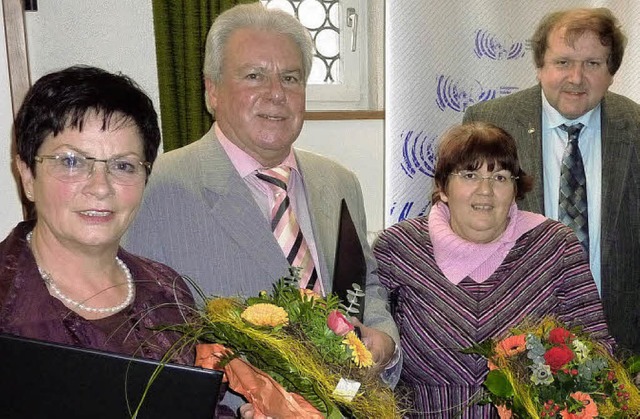 Die goldene Verdienstnadel des Verband...n, Annemarie Hess und Michael Schmidt.  | Foto: Karlernst Lauffer