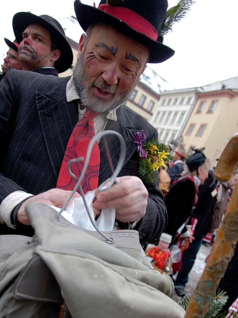 Hoch her ging es in der Trompeterstadt am 1. Faien beim traditionellen Wlderumzug anschlieendem und Narrenbaumstellen.