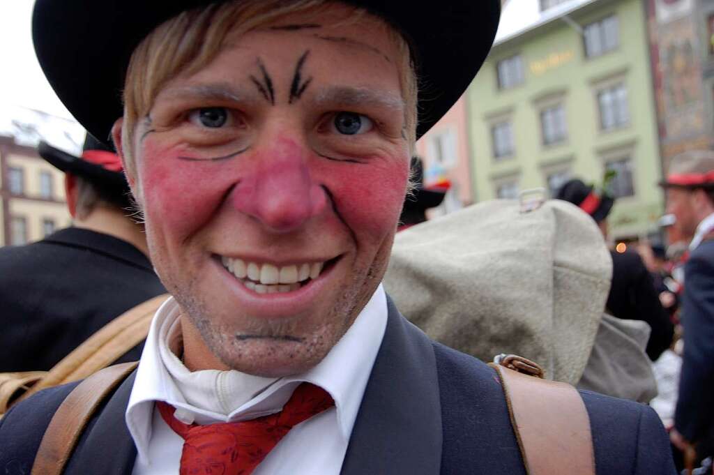 Hoch her ging es in der Trompeterstadt am 1. Faien beim traditionellen Wlderumzug anschlieendem und Narrenbaumstellen.