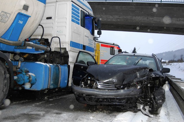 Hohen Sachschaden und drei Verletzte f...tofahrers auf der B 31 bei Neustadt.    | Foto: Martin Ganz