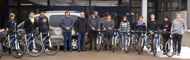 Die Schler mit ihren neuen Fahrrdern...ule, Jrgen Fivczuk und Gerd Wagner.    | Foto: Privat