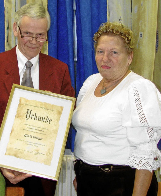 Manfred Bohrmann berreicht Gisela Grger die Ehrenurkunde.    | Foto: Privat