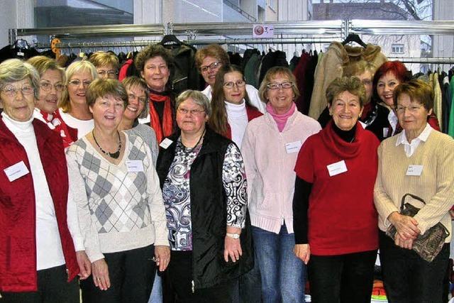 Viele helfen im Kleiderladen