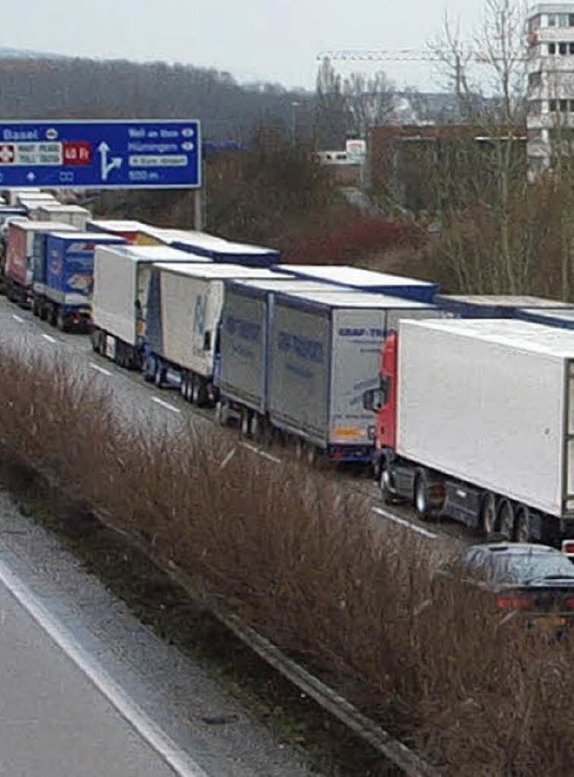 Wieder kam es am Ende des Lkw-Staus zu...l, der aber noch glimpflich verlief.    | Foto: Frey