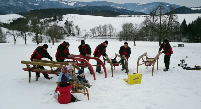 Gemeinsam haben die Hornschlittenfahrer ihre Schlitten frs Rennen prpariert.   | Foto: monika rombach