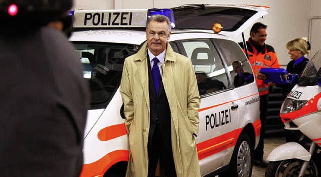 Ottmar Hitzfeld macht auch beim Fotosh...Basler Polizeigarage eine gute Figur.   | Foto: Monika Karle (Polizei BS)
