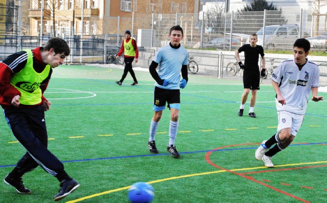 Auf dem neuen Bolzplatz in der Unteren...en Saison in der Bolzplatzliga statt.   | Foto: Thomas Mink