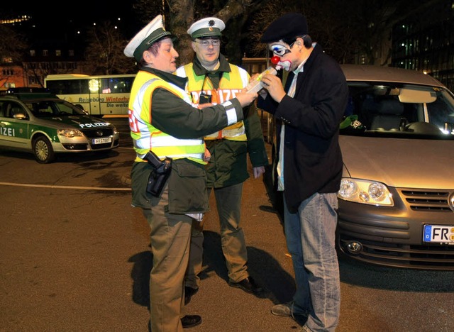 Hoffentlich nicht zu tief ins Glas ges...oholkontrollen der  Polizei rechnen.    | Foto: Patrick Seeger/dpa