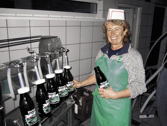 Roswitha Hauser fllt Vorzugsmilch  des  Schwalbenhofs ab.     | Foto: Molitor