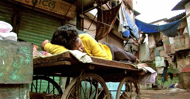 Dem Schneider  bleibt  in  Dharavi  nur ein Leben auf der Gasse.    | Foto: Appleby
