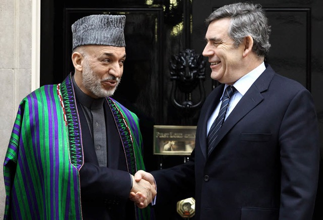 Handschlag in der Downing Street 10: A...d Karsai trifft Premier Gordon Brown.   | Foto: dpa