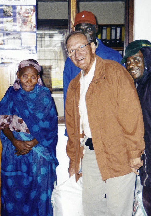 Reinhard Burghardt gemeinsam mit Helfe...rftige Menschen im Norden Tansanias.   | Foto: Privat