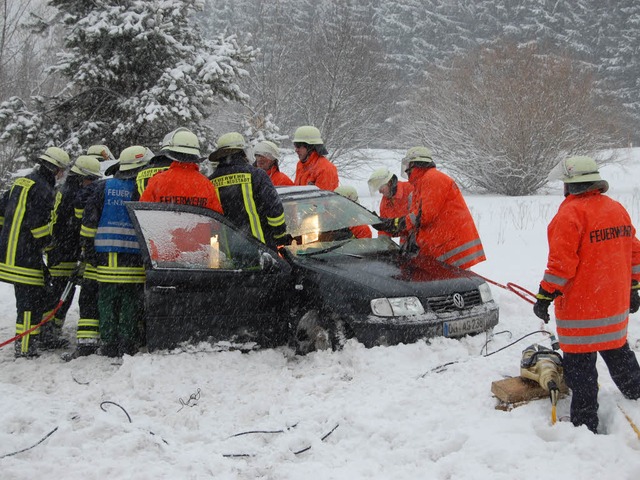 Feuerwehrmnner bergen  einen Verletzten  nach dem Unfall bei Friedenweiler.  | Foto: martin ganz