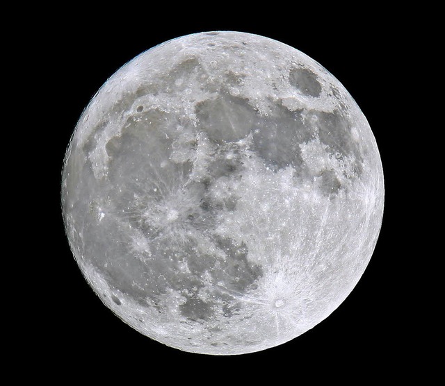 Der Mond in voller Pracht.   | Foto: dpa