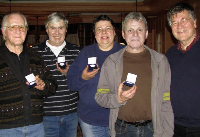 Fr langjhrige verdienstvolle Arbeit ...ann, Margot Gutann und Edwin Hofmann.   | Foto: Manfred Lange