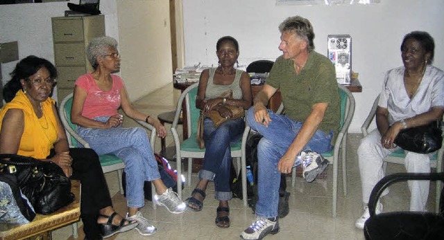 Martin Ruppenthal im Gesprch mit Frauen aus Haitis Hauptstadt Port-au-Prince.    | Foto: cmb
