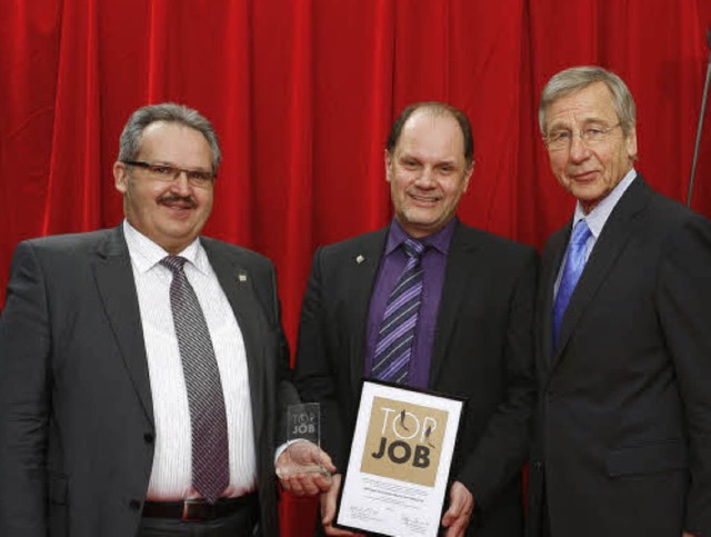 Wolfgang Clement (von rechts) berreic... Preis fr den besten Mittelstndler.   | Foto: BZ