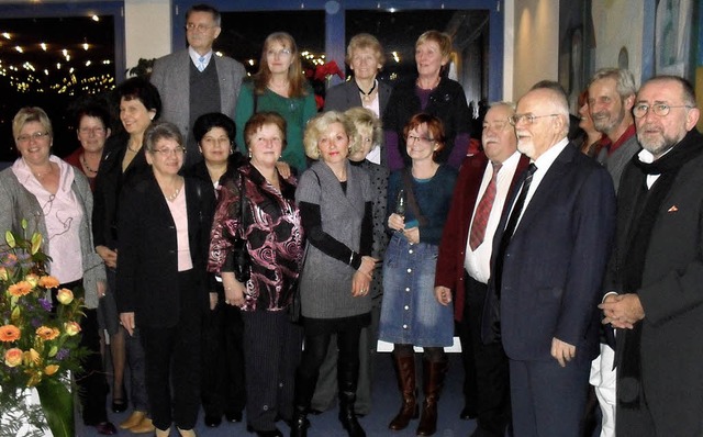 Geschftsfhrer Dieter Ahlbrecht mit Jubilaren und Rentnern.   | Foto: BZ