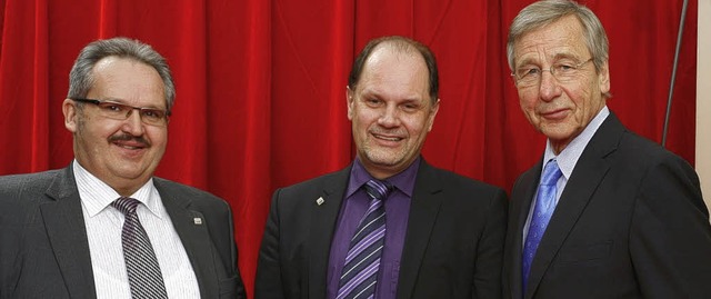 Wolfgang Clement (von rechts) berreic... Preis fr den besten Mittelstndler.   | Foto: BZ