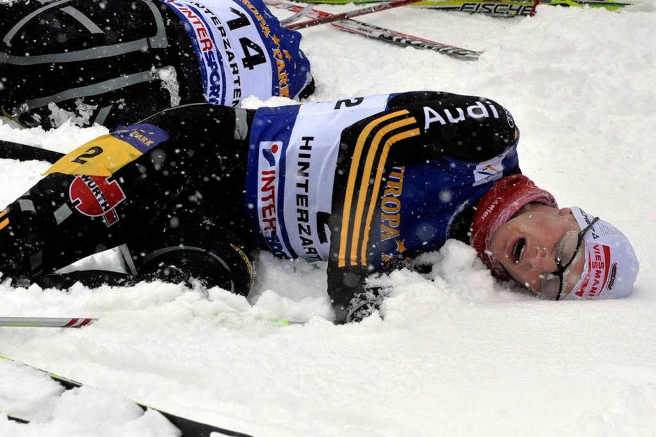 Verausgabt: Johannes Rydzek (hinten, Platz 4) und Johannes Firn (Platz 6) Im Ziel der 10 Kilometer der Nordischen Kombinierer (Foto: Patrick Seeger) Verausgabt: Johannes Rydzek (hinten, Platz 4) und Johannes Firn (Platz 6) Im Ziel der 10 Kilometer der Nordischen Kombinierer (Foto: Patrick Seeger)