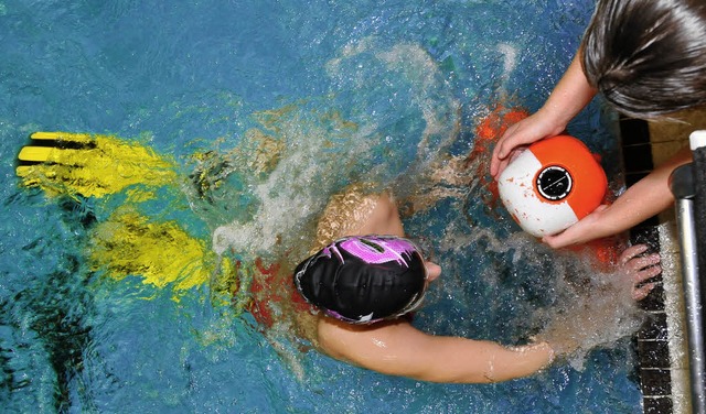Das Retten einer Puppe ber eine Dista... Meisterschaften im Rettungsschwimmen.  | Foto: DLRG