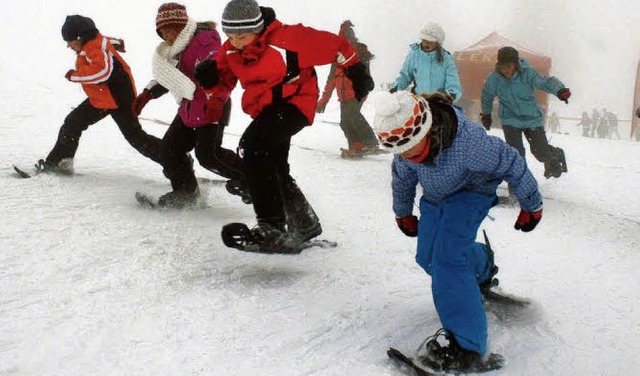 Ungewohnt: Erste Schritte auf Schneeschuhen  | Foto: Joachim Hahne