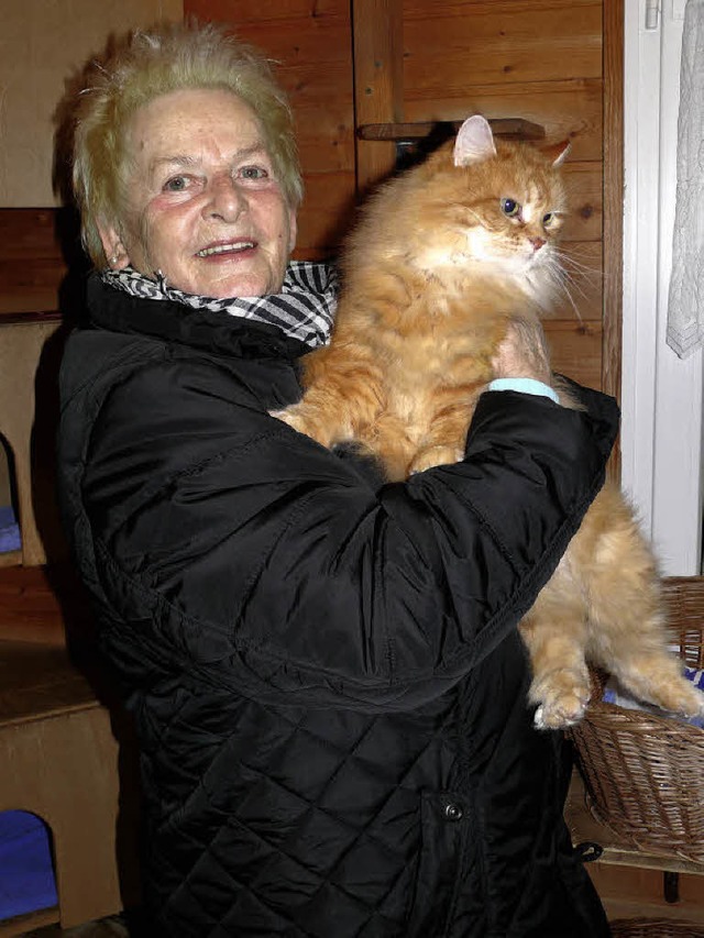 Doris Beckert vom Katzenhaus Minka mit...n wurde und wieder ein Zuhause sucht.   | Foto: Saskia Baumgartner
