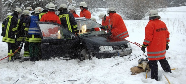 Feuerwehrleute ffnen den VW bei Fried...schwer verletzten Fahrer zu befreien.   | Foto: martin ganz