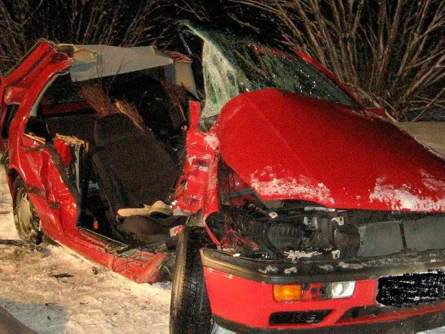 Der Beifahrer des verunglckten Wagens starb noch an der Unfallstelle.  | Foto: BZ