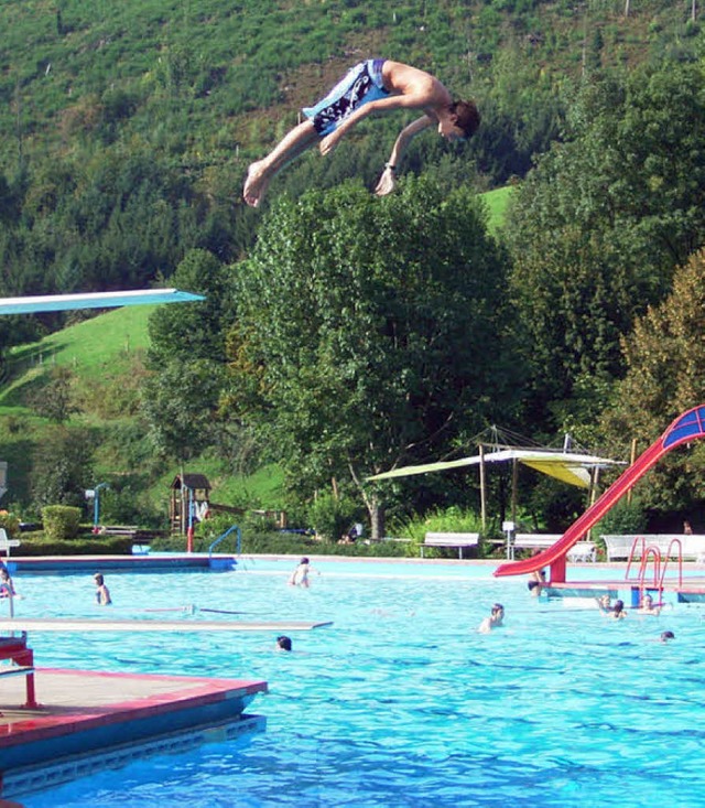 Den Sprung ins kalte Wasser hat der Ge...: Der Eintrittspreis ins Bad steigt.    | Foto: Bernd Fackler