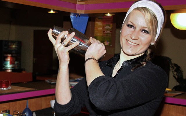 Geschftsfhrerin des Freizeitcenters ...ste auch gerne selbst einen Cocktail.  | Foto: Christine Aniol