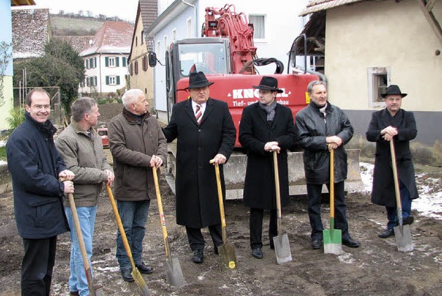 Spatenstich mit vielen Beteiligten:  C...ach  und Reinhard Bombsch (von links)   | Foto: Gerhard Sommerhalter