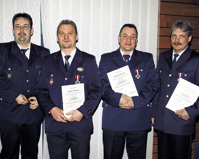 Fr 25 Jahre aktiven Feuerwehrdienst e...ertus Bartholom und Hansjrg Marder.   | Foto: Freudig