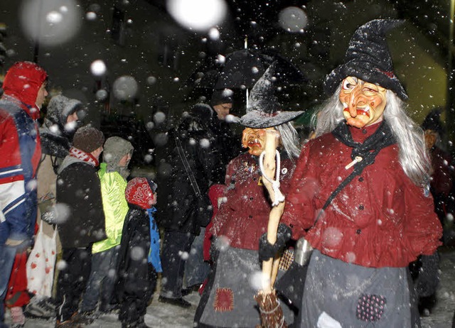 Dichtes Schneetreiben beim  Nachtumzug   | Foto: Heidi Fssel