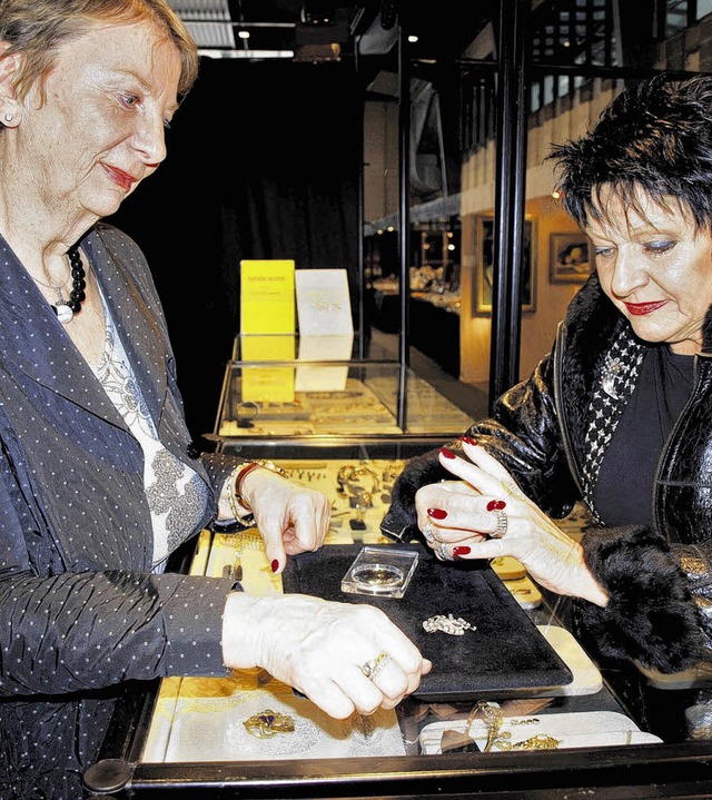 Die Edelsteinexpertin Isolde Klotz (li...der Antikmesse zum Thema Diamantring.   | Foto: DORER