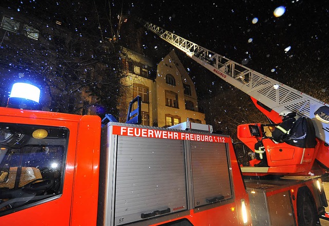 Die Bewohner mussten das Gebude an de...re verlassen, blieben aber unverletzt.  | Foto: thomas kunz