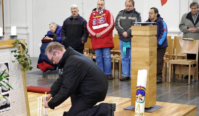 Frbitten und Kerzen erinnern im Geden... die die Einrichtung zu beklagen hat.   | Foto: Danielle Hirschberger