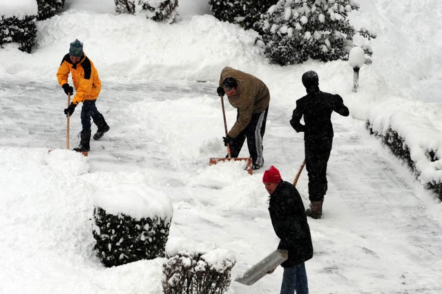 Nachbarschaftshilfe &#8211; bei den Schneemengen gerne genommen.  | Foto: Horst Dauenhauer