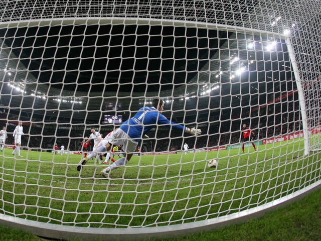 Leverkusens Stefan Kieling (verdeckt)...Simon Pouplin kommt nicht an den Ball.  | Foto: dpa