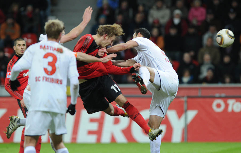 Leverkusens Stefan Kieling (M) trifft zum 1:0.