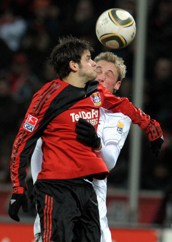 Der Leverkusener Tranquillo Barnetta (l) und der Freiburger Felix Bastians versuchen den Ball zu spielen.