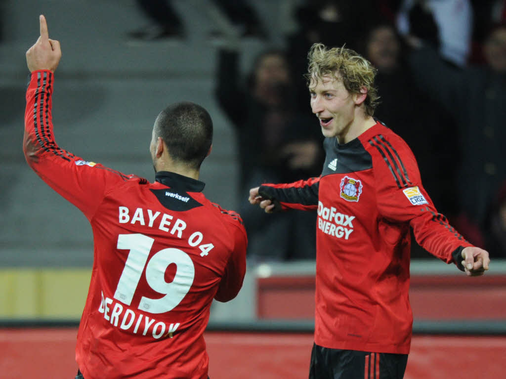 Leverkusens Eren Derdiyok (l) feiert seinen Treffer zum 2:0 mit Stefan Kieling.
