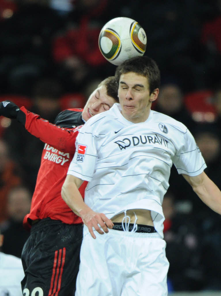 Leverkusens Toni Kroos (l) und Freiburgs Johannes Flum kmpfen um den Ball.