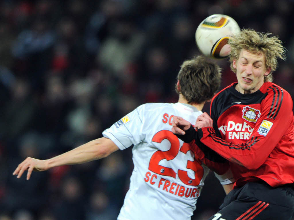 Leverkusens Stefan Kieling und Freiburgs Julian Schuster kmpfen um den Ball.