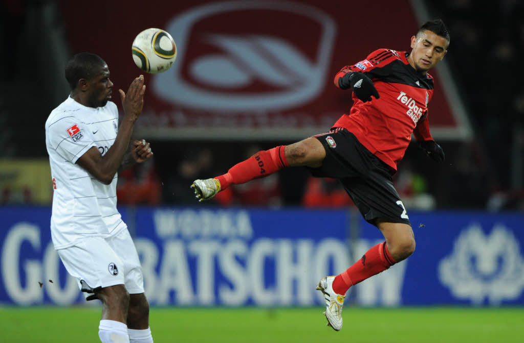 Leverkusens Arturo Vidal (r) und Freiburgs Mohamadou Idrissou kmpfen um den Ball.