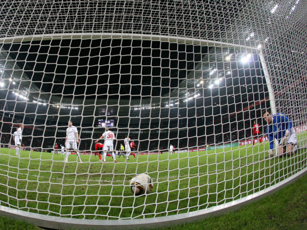 Der Ball zappelt zum ersten Mal im Freiburger Netz.