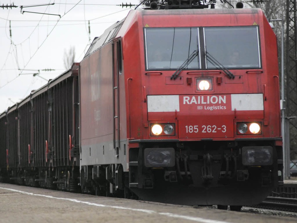 Wegen des Güterzugverkehrs soll die Rheintalbahn ausgebaut werden.  | Foto: Siegfried Gollrad