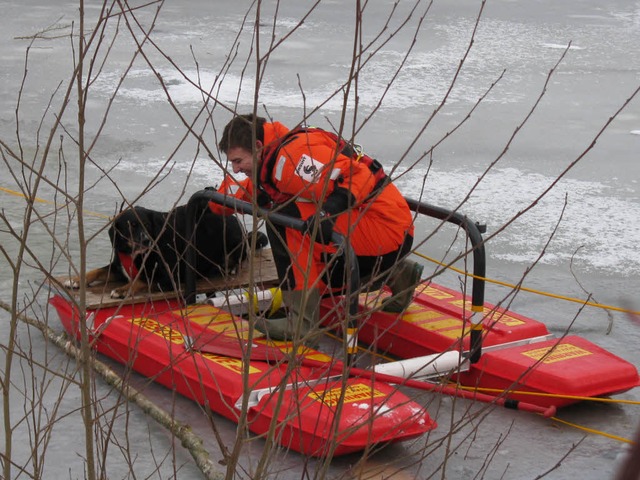 Die Feuerwehr rettete heute mit dem ne...im Reutemattensee in Freiburg-Tiengen.  | Foto: Patrick Seeger