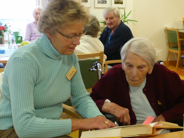 Monika Hrig betreut eine Seniorin.  | Foto: BZ