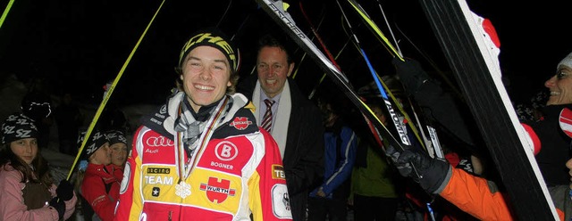 Junge Sportler der Ski-Zunft Breitnau bildeten ein Spalier fr Fabian Riele.  | Foto: Dieter Maurer